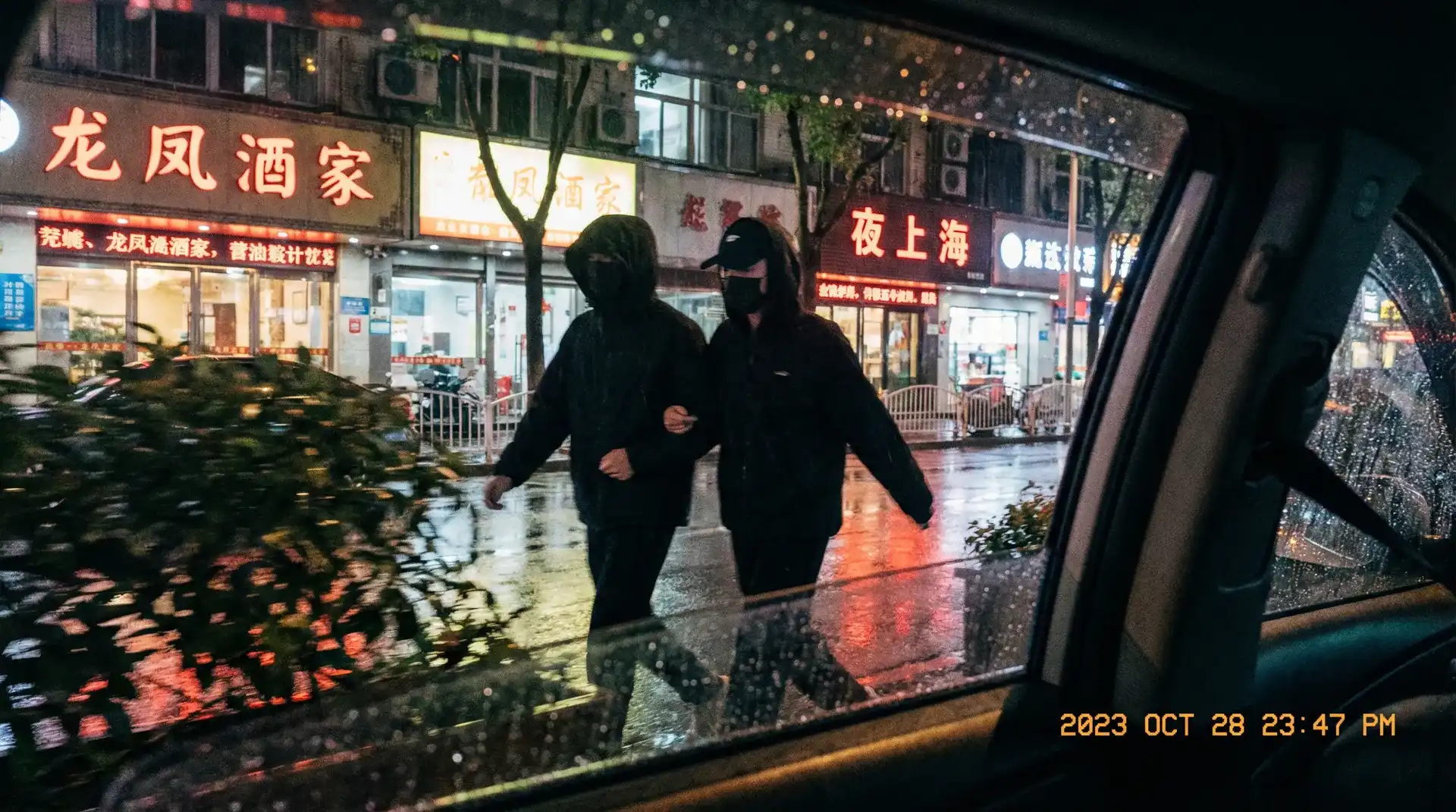 字母圈 - 顶流明星深夜密会现场抓拍照片